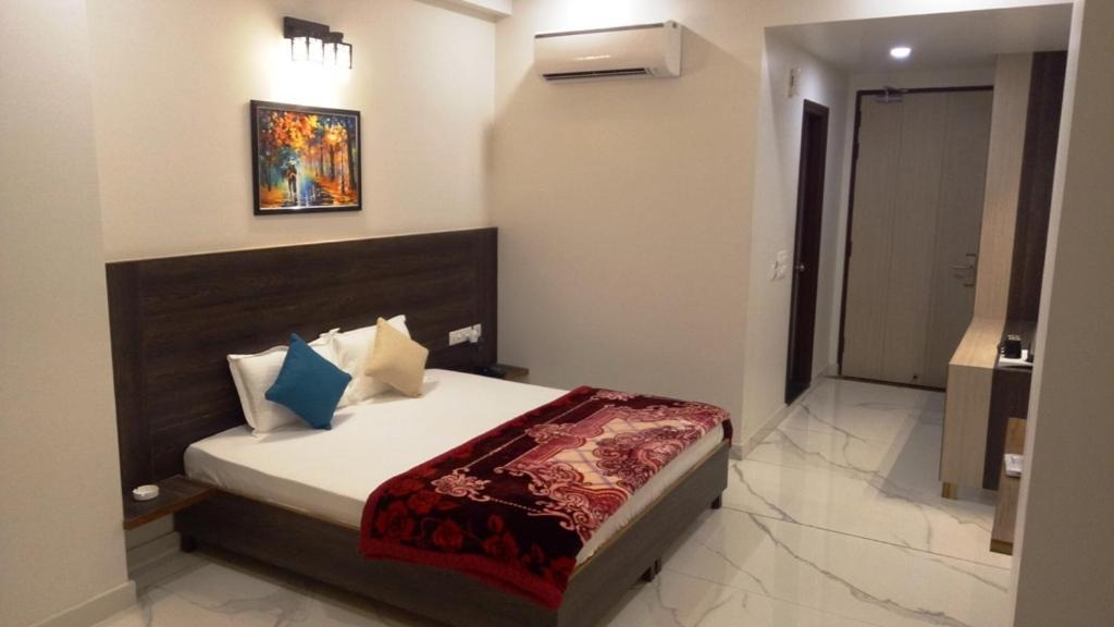 Alankrita Suites & Party Halls Meerut Bagian luar foto