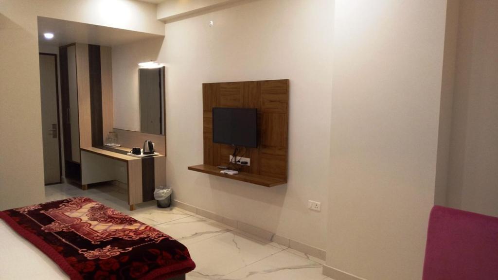 Alankrita Suites & Party Halls Meerut Bagian luar foto